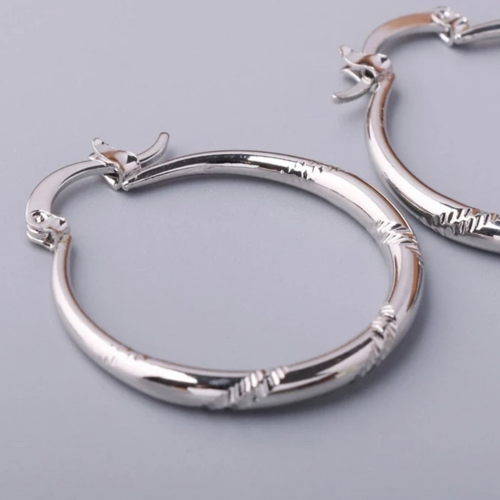 New Elegant 925 Silver Hoops - Picture 4 of 4
